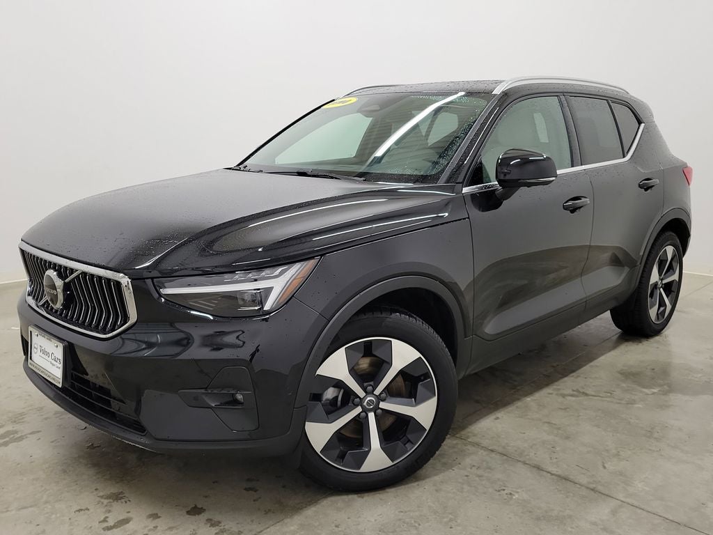 2025 Volvo XC40 B5 Plus Bright Theme