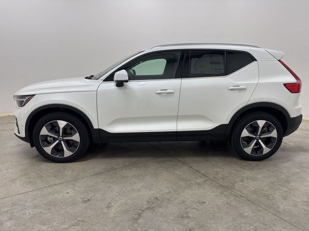 2025 Volvo XC40 B5 Plus Bright Theme