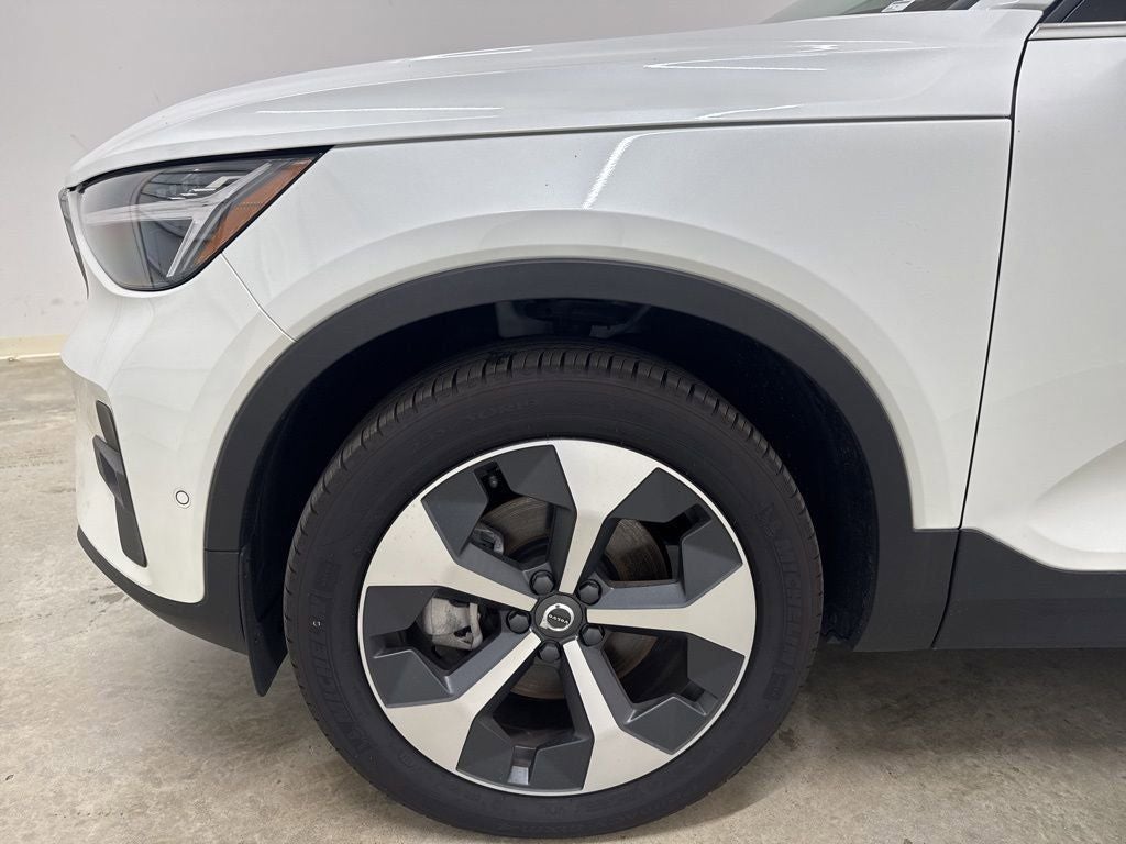 2025 Volvo XC40 B5 Plus Bright Theme