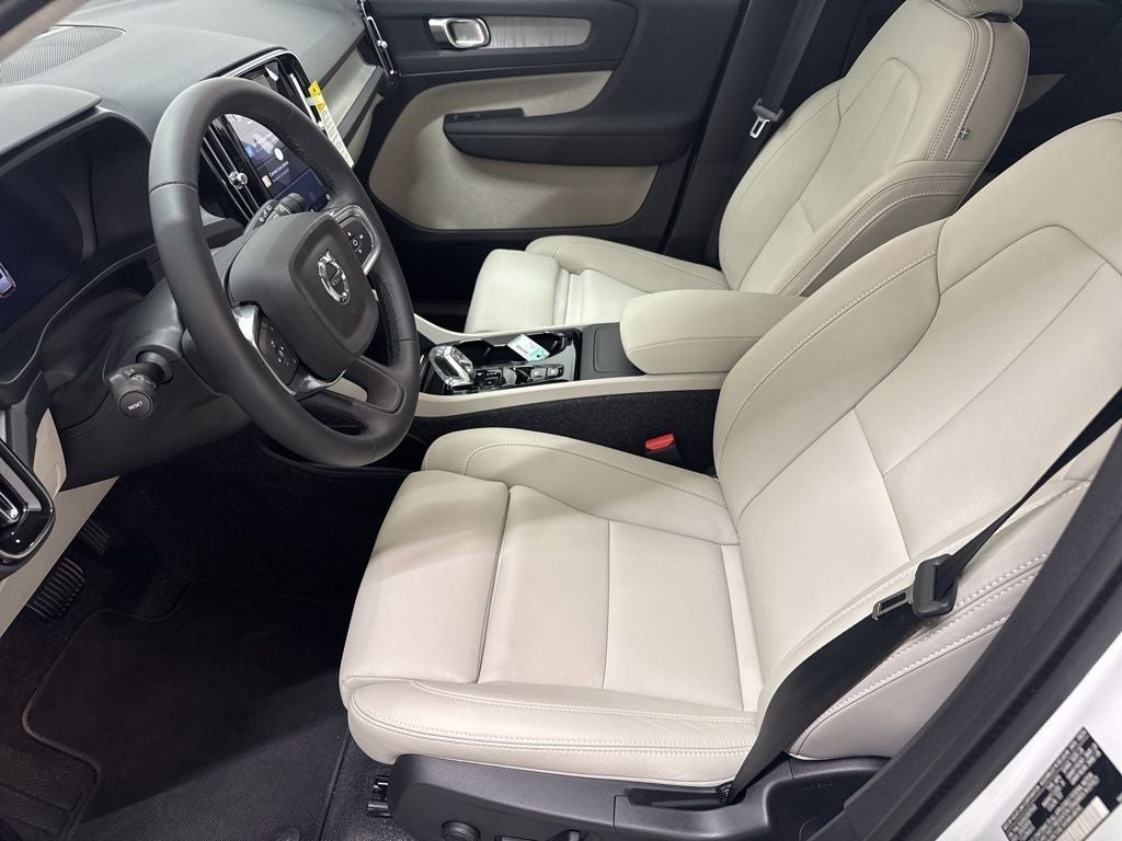 2025 Volvo XC40 B5 Plus Bright Theme