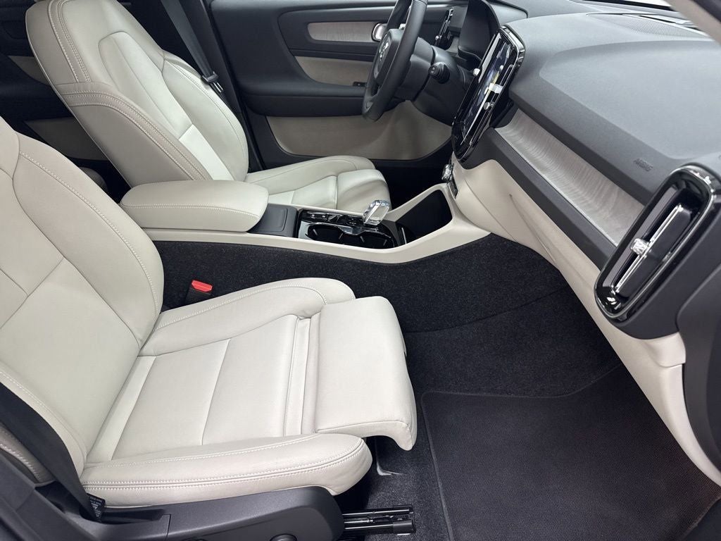 2025 Volvo XC40 B5 Plus Bright Theme
