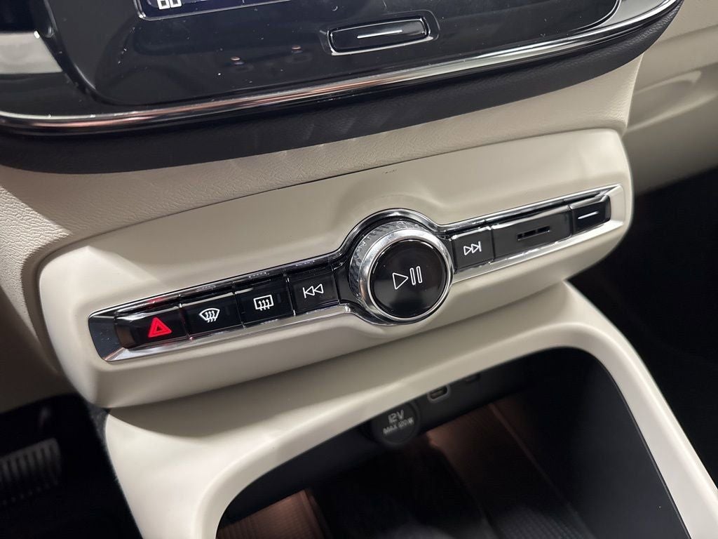 2025 Volvo XC40 B5 Plus Bright Theme