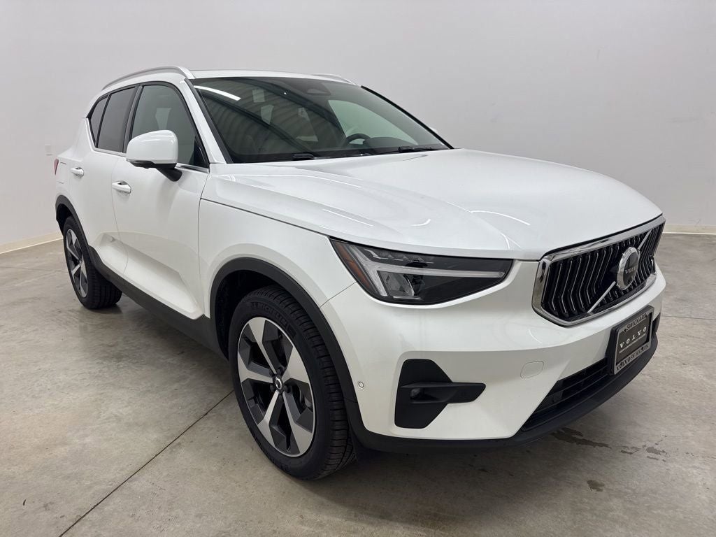 2025 Volvo XC40 B5 Plus Bright Theme