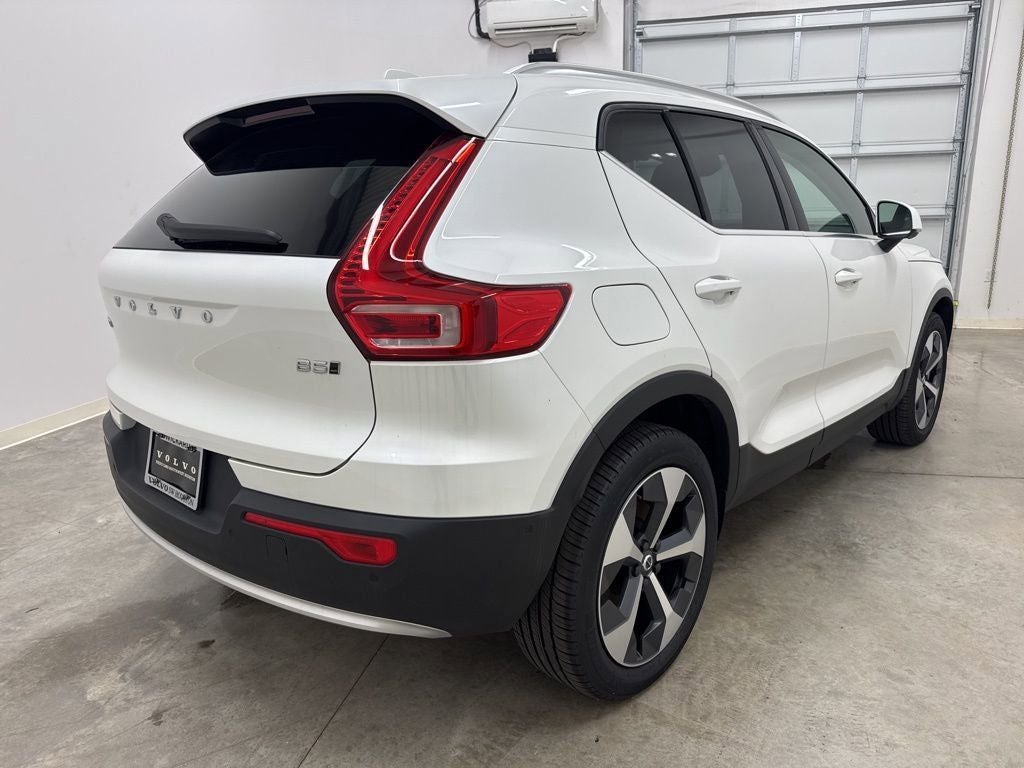 2025 Volvo XC40 B5 Plus Bright Theme