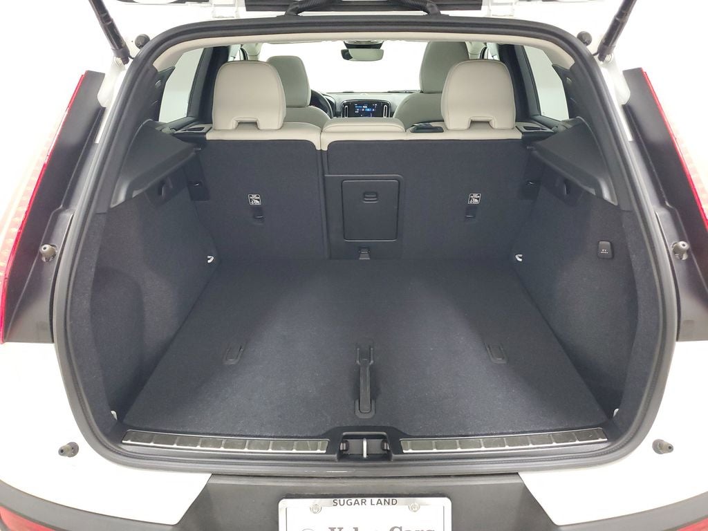 2025 Volvo XC40 B5 Plus Bright Theme