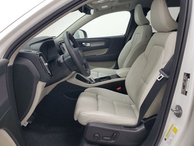 2025 Volvo XC40 B5 Plus Bright Theme