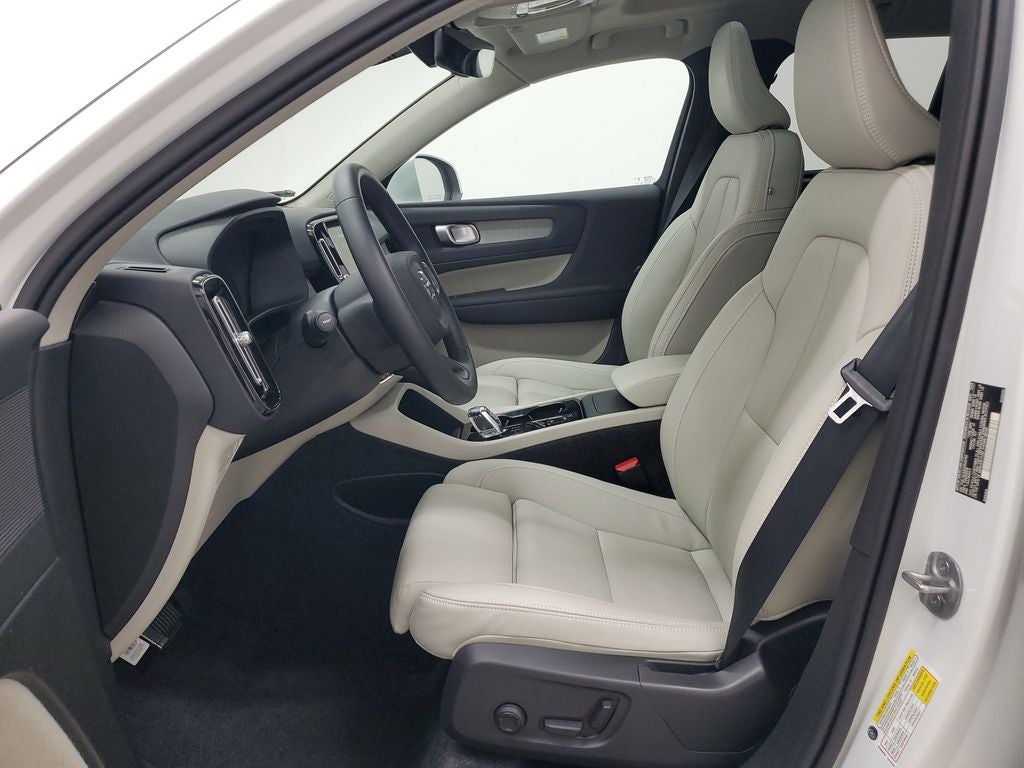 2025 Volvo XC40 B5 Plus Bright Theme