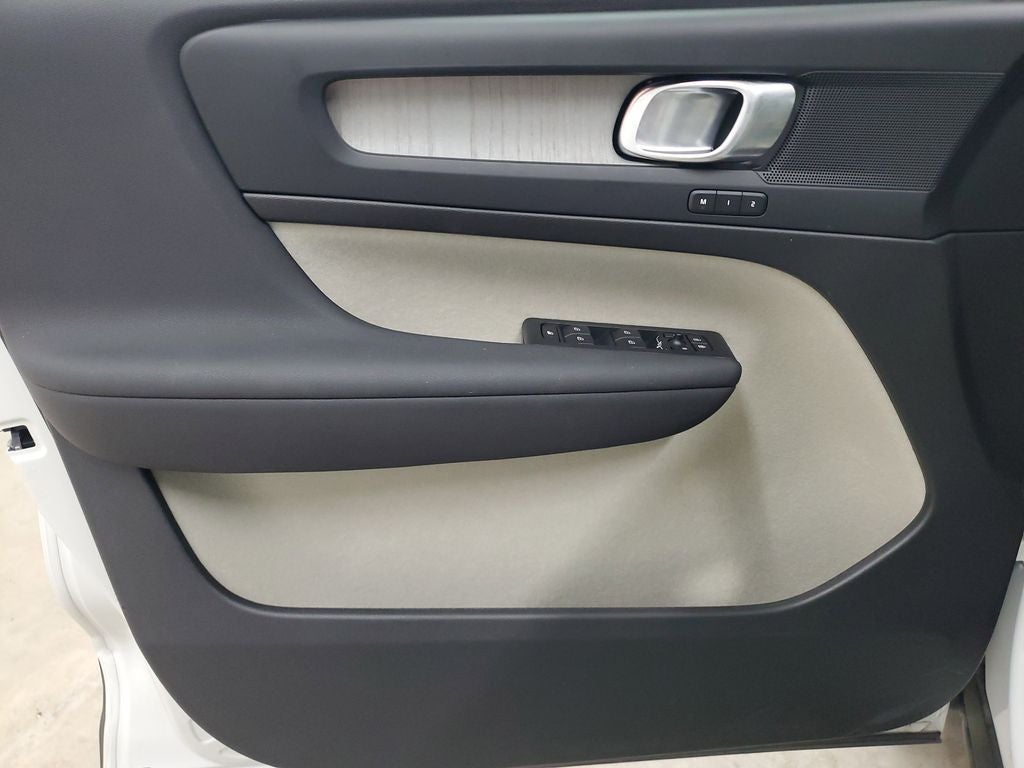 2025 Volvo XC40 B5 Plus Bright Theme