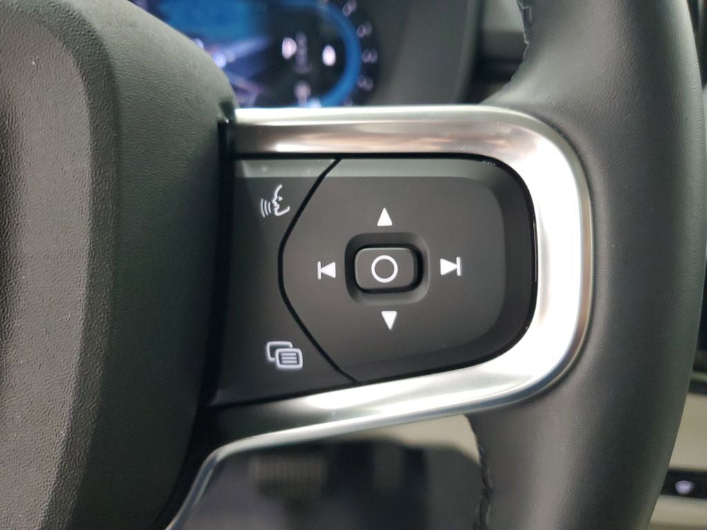 2025 Volvo XC40 B5 Plus Bright Theme