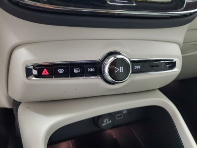 2025 Volvo XC40 B5 Plus Bright Theme