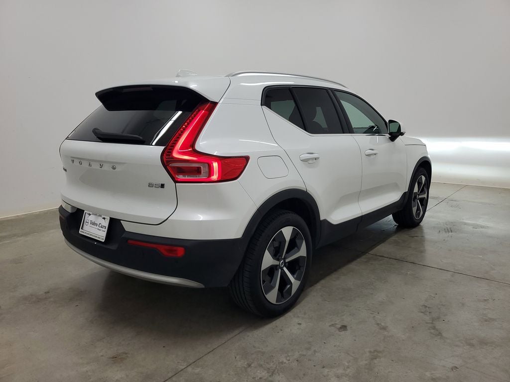2025 Volvo XC40 B5 Plus Bright Theme