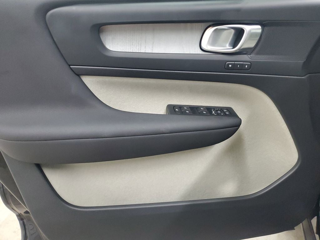 2025 Volvo XC40 B5 Plus Bright Theme