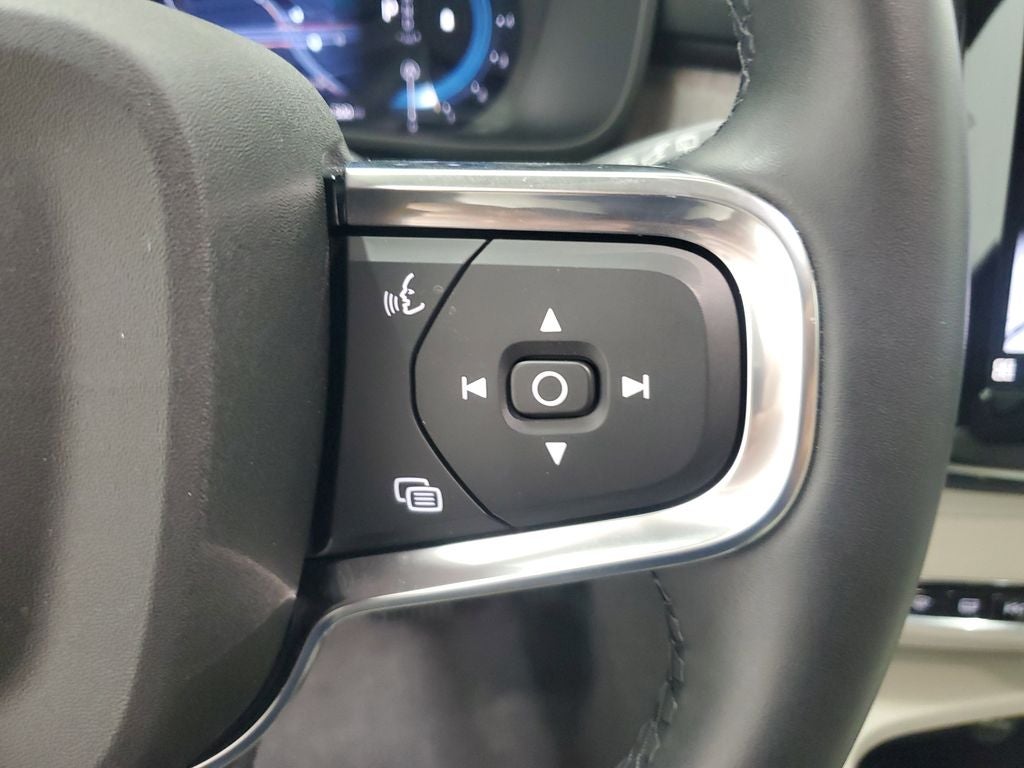 2025 Volvo XC40 B5 Plus Bright Theme