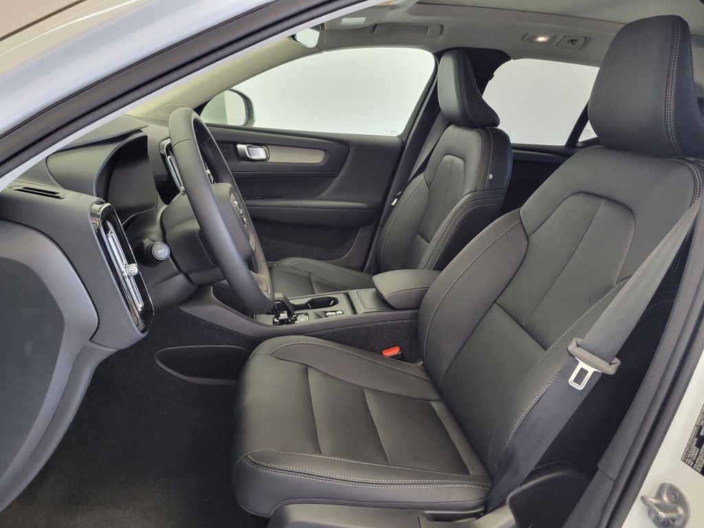 2025 Volvo XC40 B5 Core