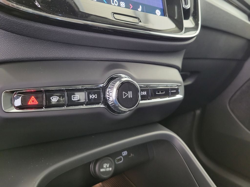 2025 Volvo XC40 B5 Core