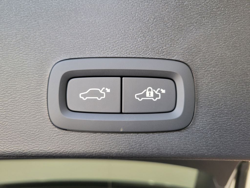 2025 Volvo XC40 B5 Core