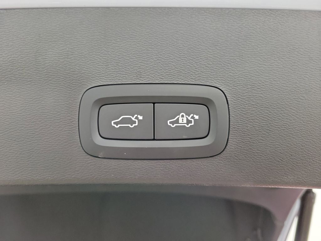 2025 Volvo XC40 B5 Core