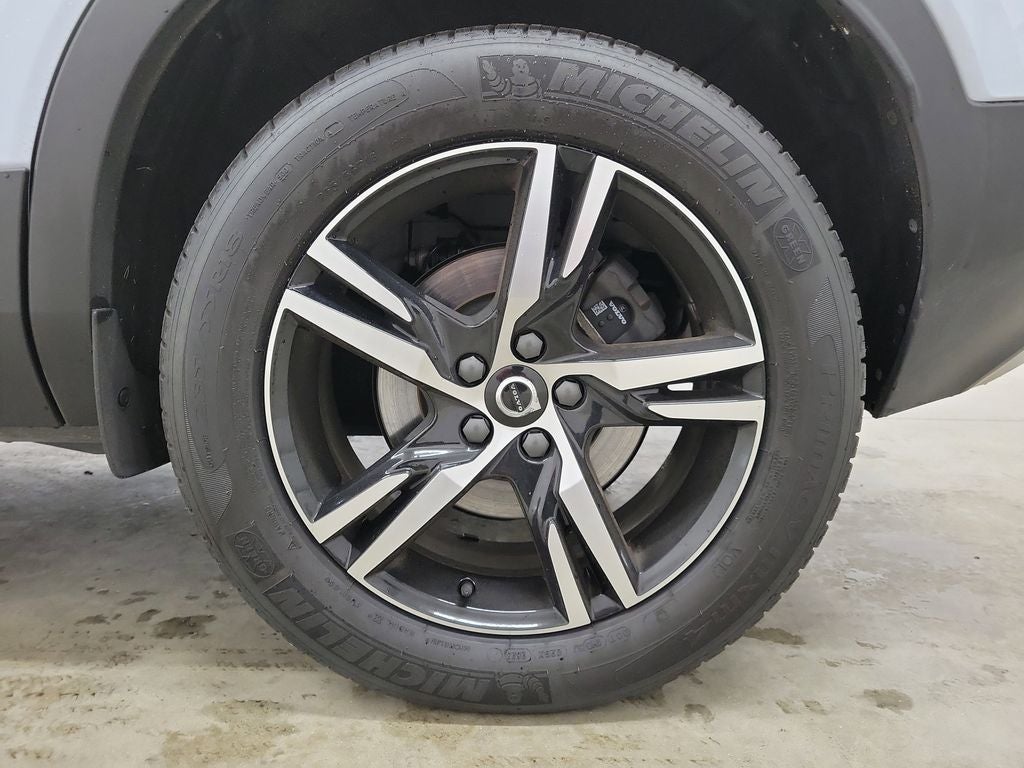 2025 Volvo XC40 B5 Core