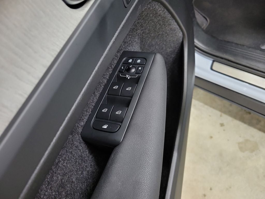 2025 Volvo XC40 B5 Core