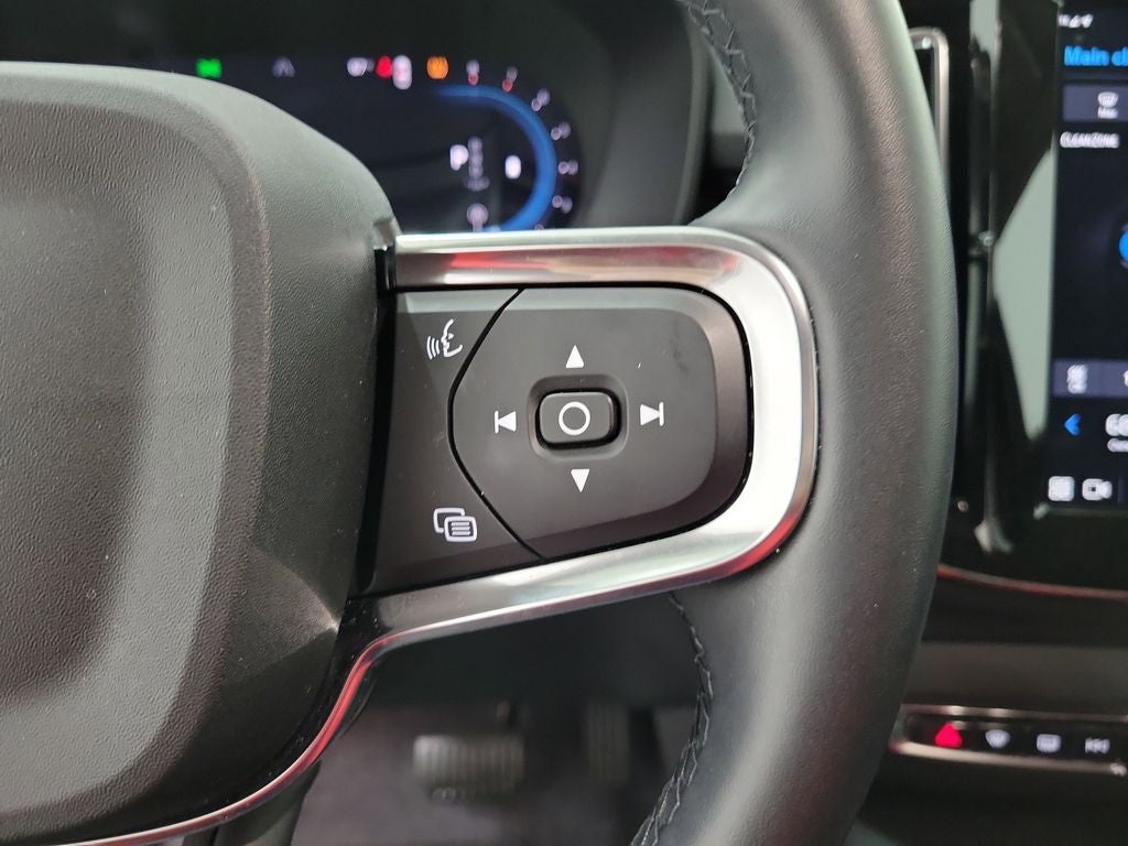 2025 Volvo XC40 B5 Core