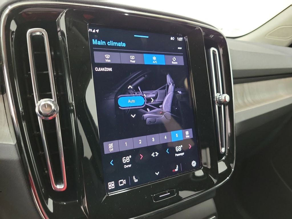 2025 Volvo XC40 B5 Core