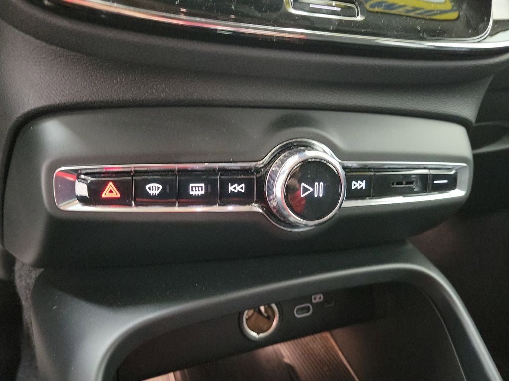 2025 Volvo XC40 B5 Core