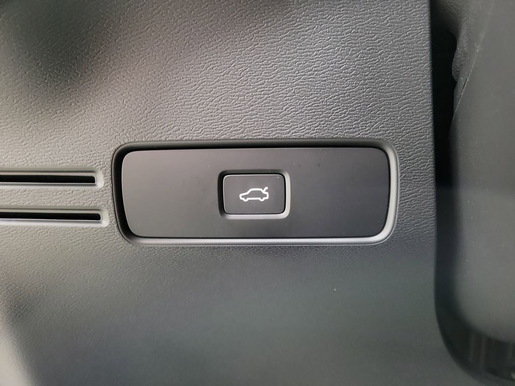 2025 Volvo XC40 B5 Core