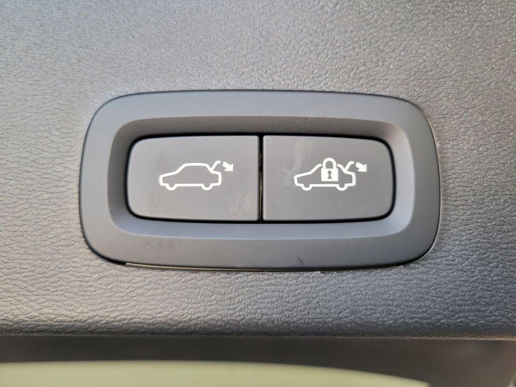 2025 Volvo XC40 B5 Core