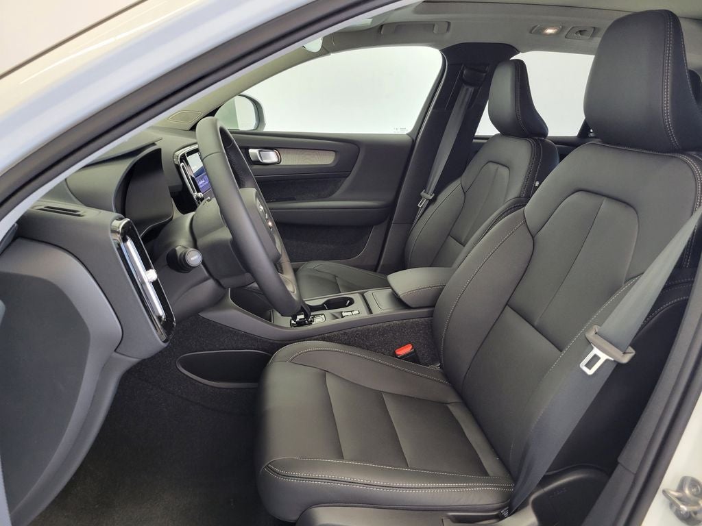 2025 Volvo XC40 B5 Core