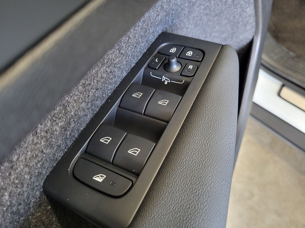 2025 Volvo XC40 B5 Core