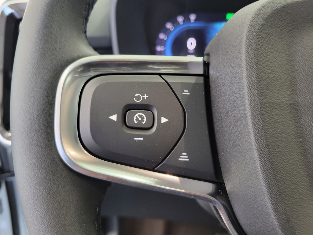 2025 Volvo XC40 B5 Core