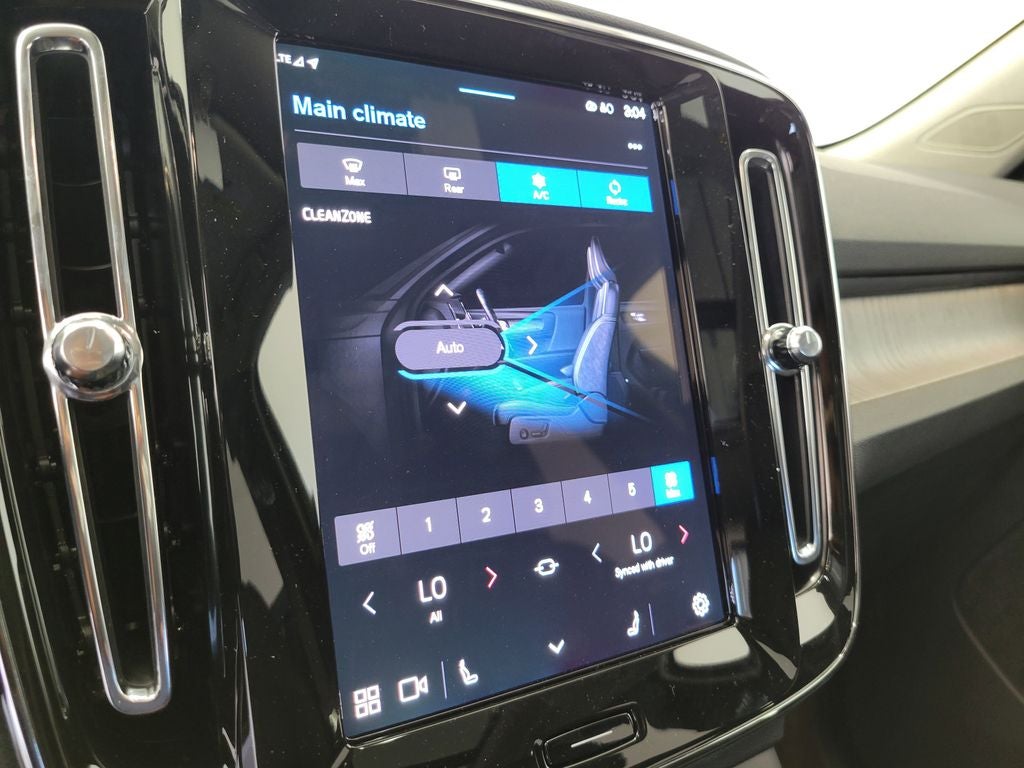 2025 Volvo XC40 B5 Core