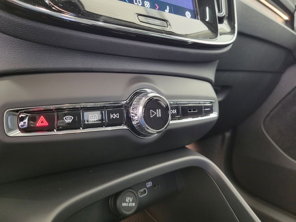 2025 Volvo XC40 B5 Core