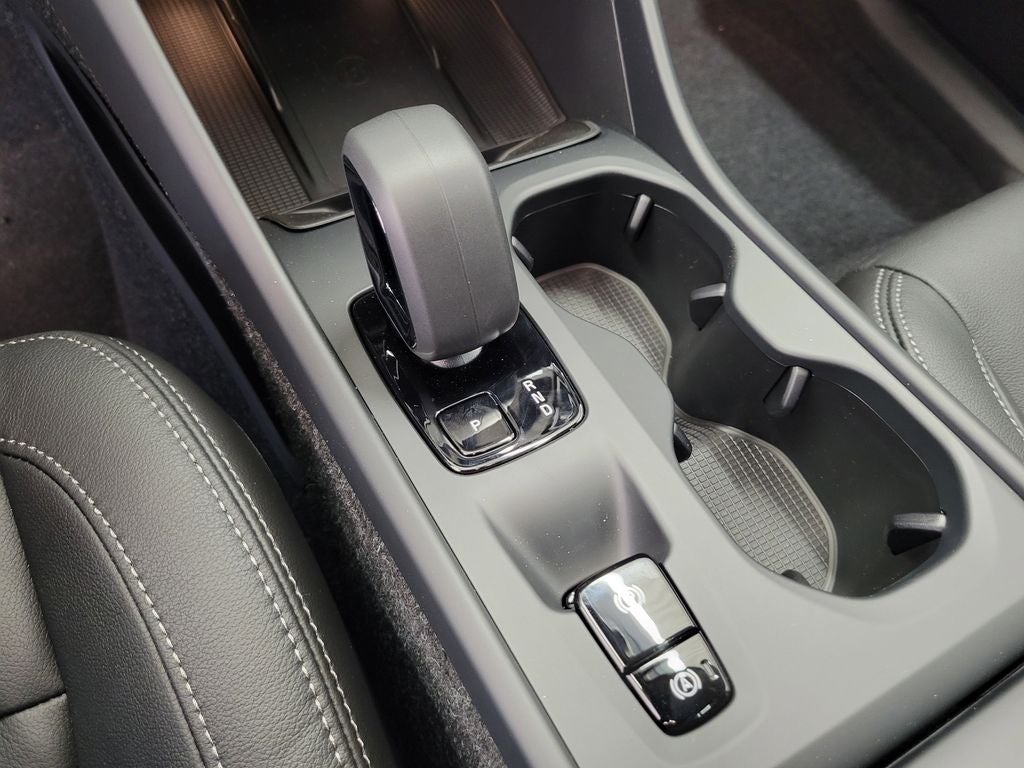 2025 Volvo XC40 B5 Core