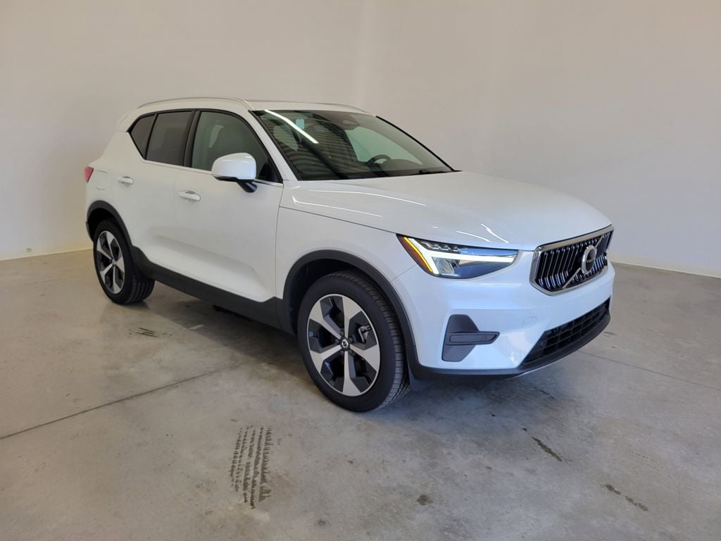 2025 Volvo XC40 B5 Core
