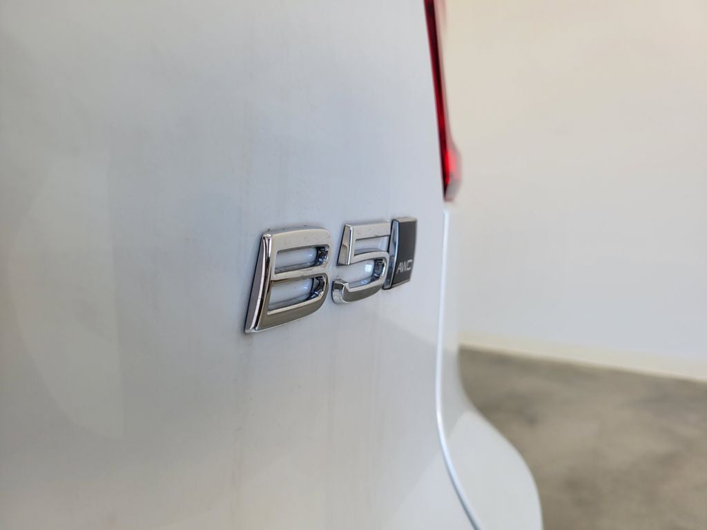 2025 Volvo XC40 B5 Core