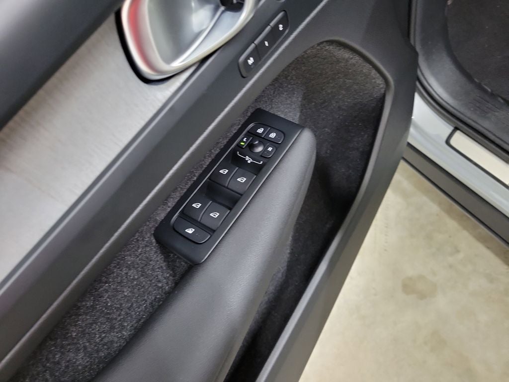 2026 Volvo XC40 B5 Core