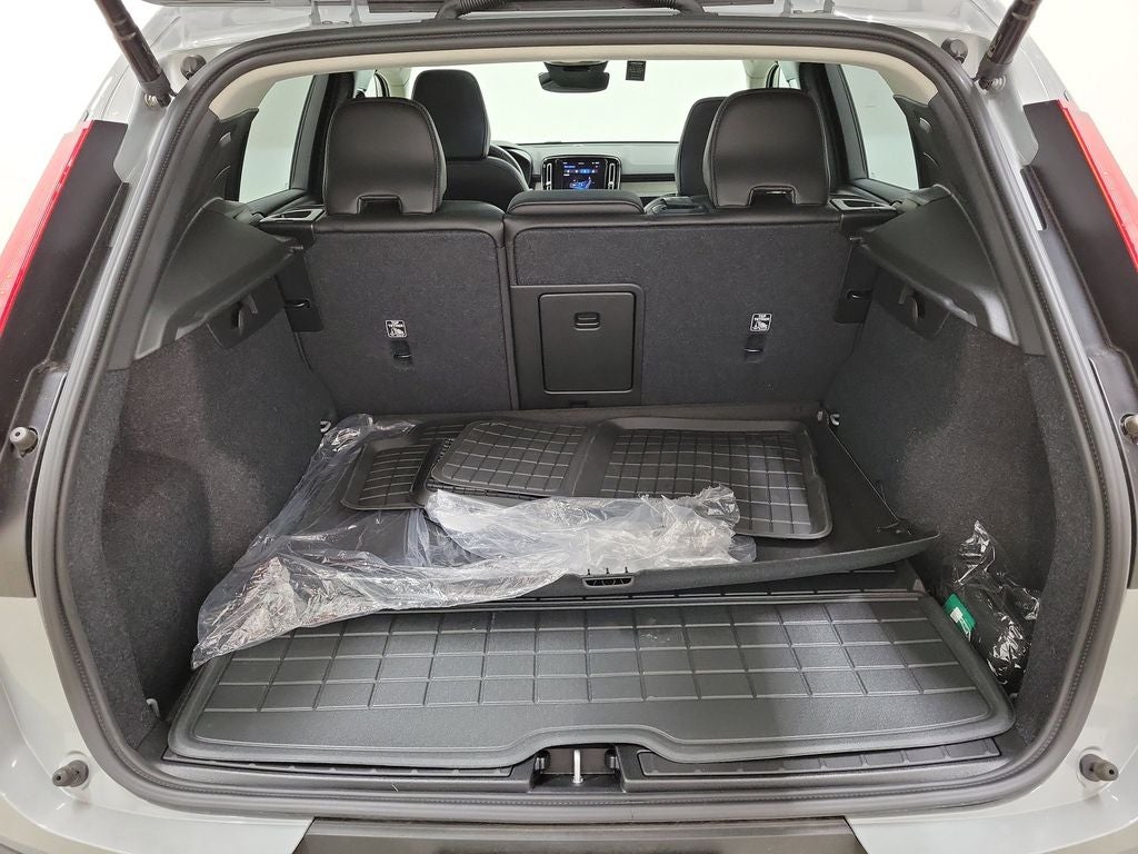 2025 Volvo XC40 B5 Core