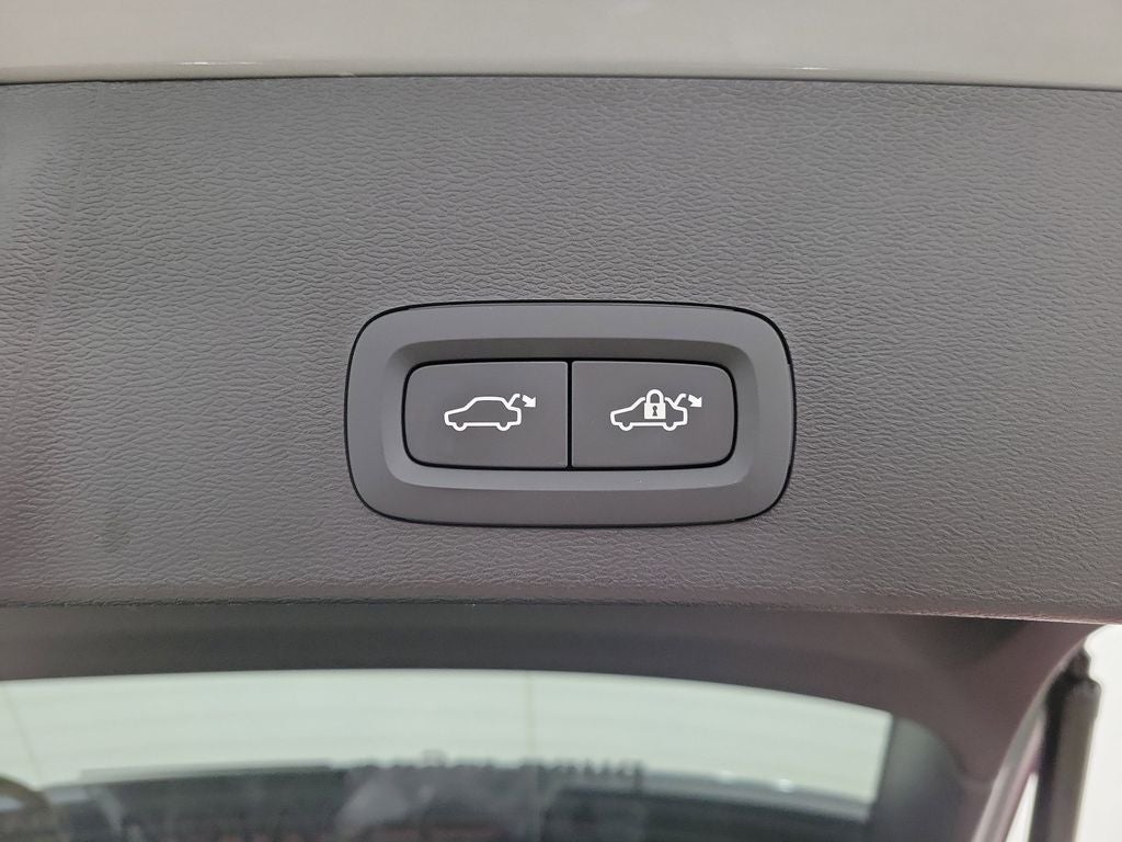 2025 Volvo XC40 B5 Core