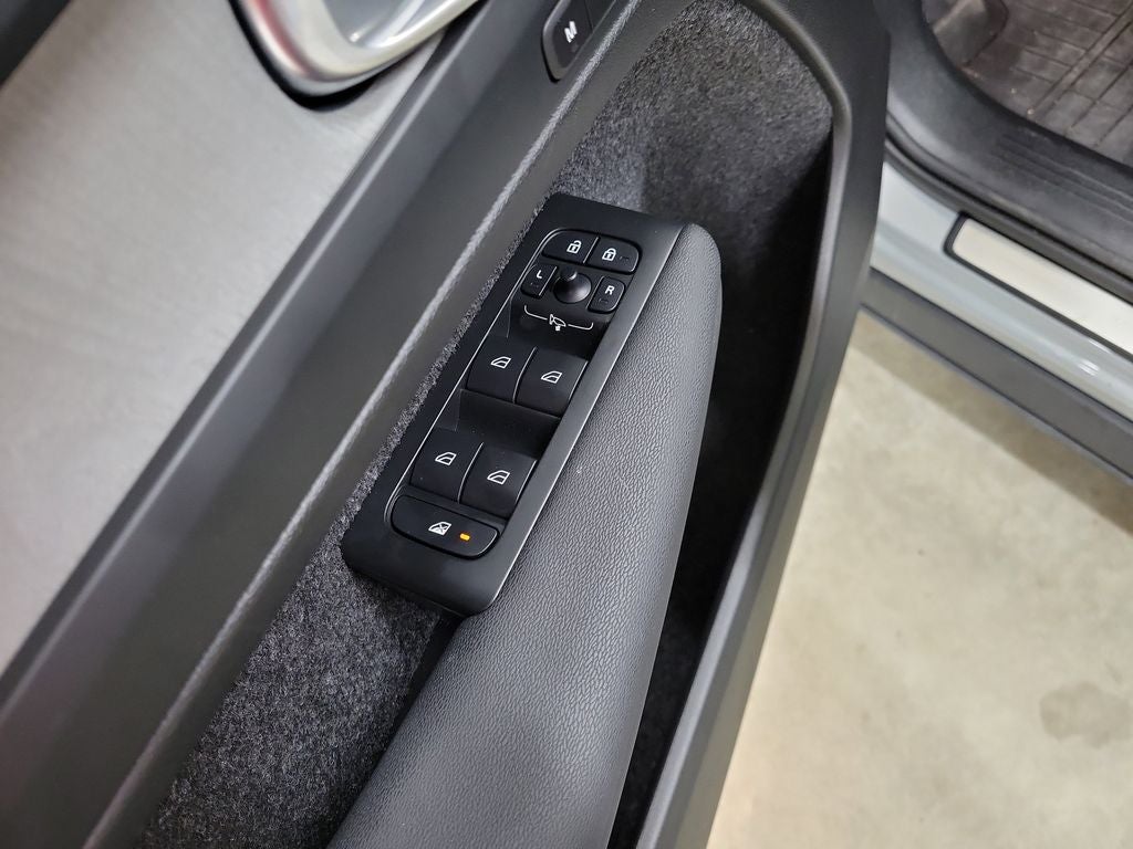 2025 Volvo XC40 B5 Core