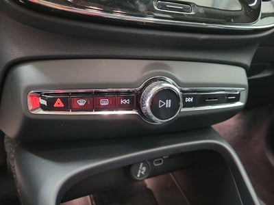 2025 Volvo XC40 B5 Core