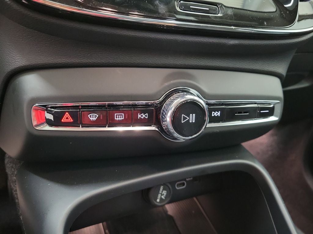 2025 Volvo XC40 B5 Core