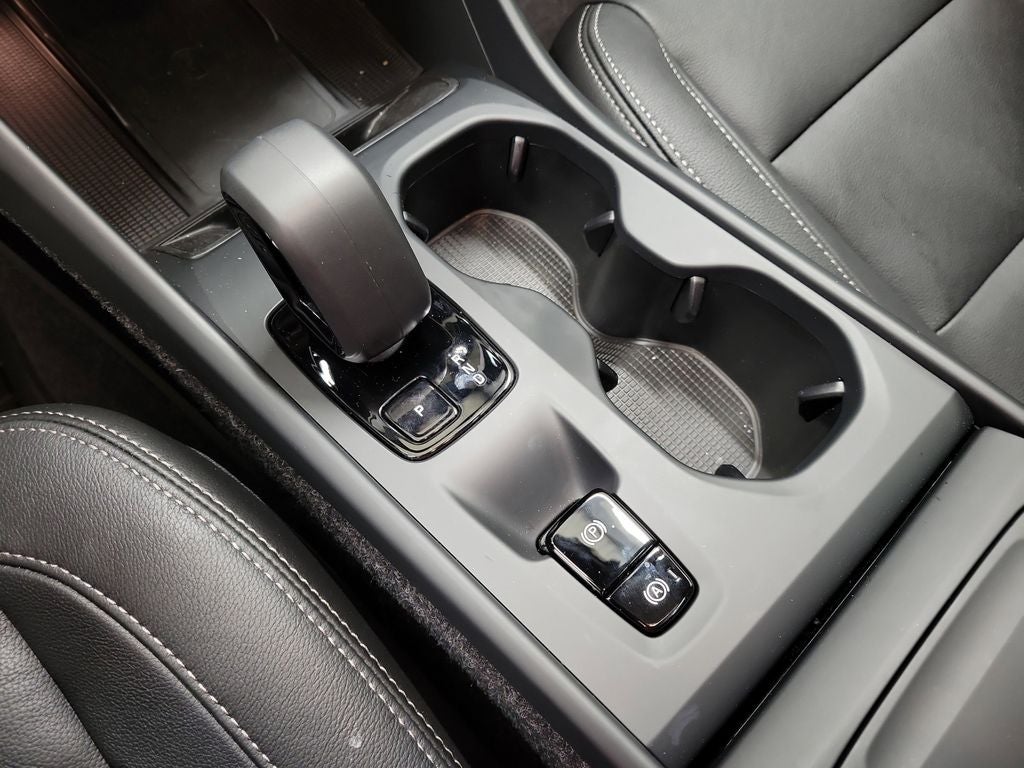 2025 Volvo XC40 B5 Core