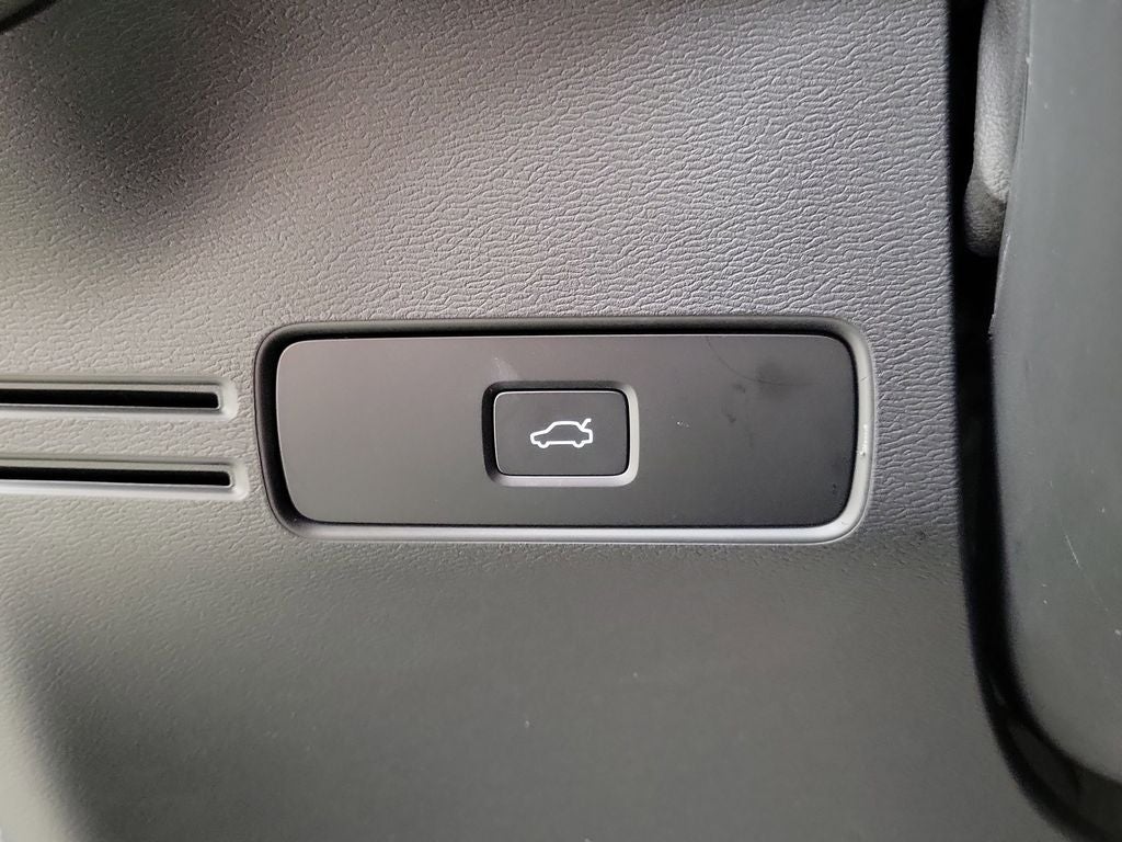 2025 Volvo XC40 B5 Core