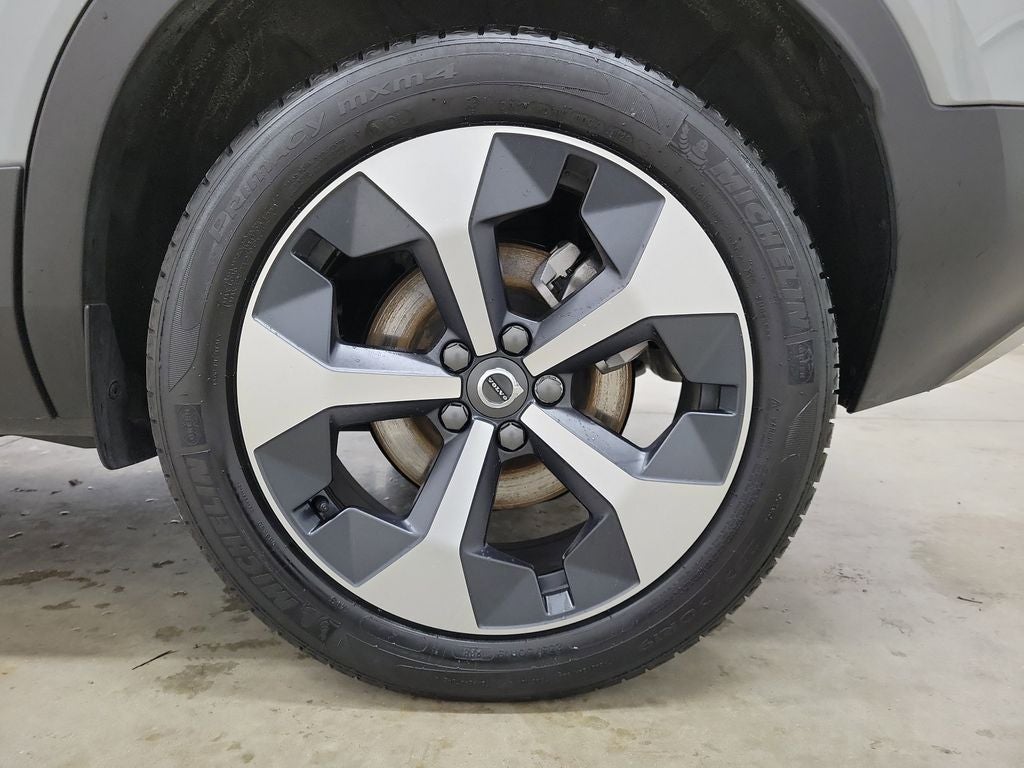 2025 Volvo XC40 B5 Core