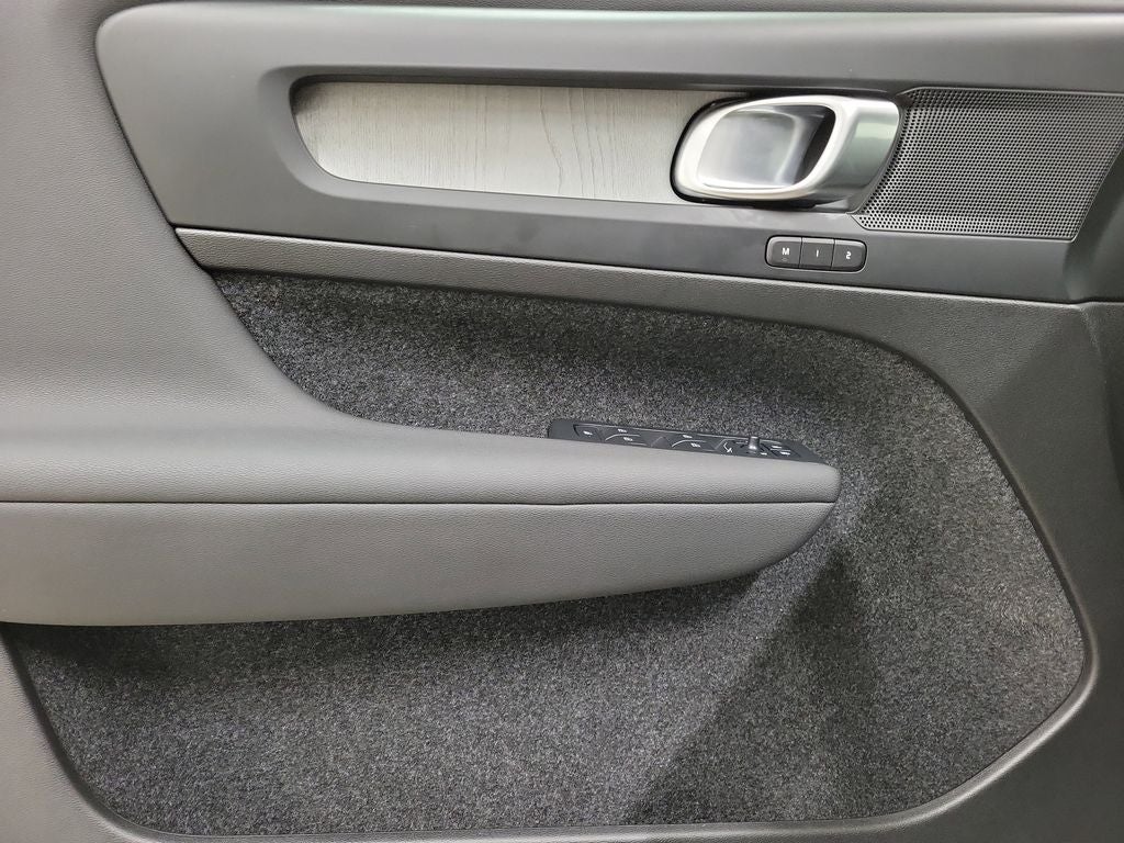 2025 Volvo XC40 B5 Core