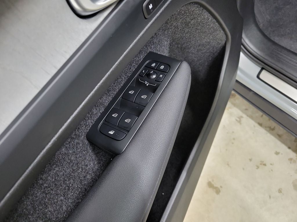 2025 Volvo XC40 B5 Core