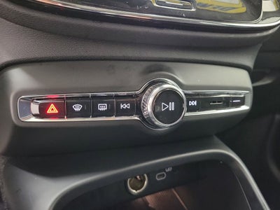 2025 Volvo XC40 B5 Core