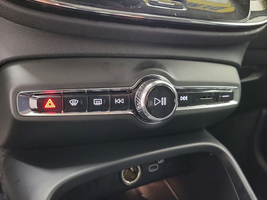 2025 Volvo XC40 B5 Core