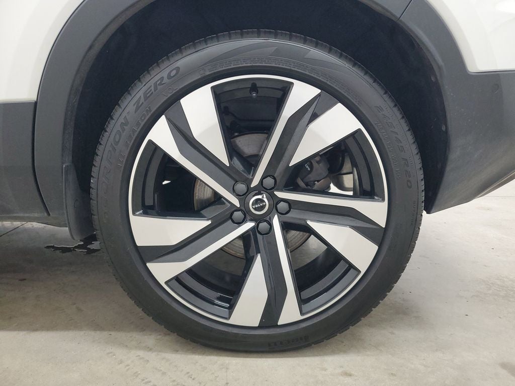 2025 Volvo XC40 B5 Ultra Dark Theme